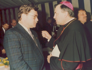 Hermann Schoppe im Gespräch mit dem Vorsitzenden der Deutschen Bischofskonferenz, dem Mainzer Bischof Karl Kardinal Lehmann